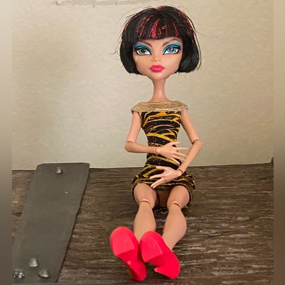 MATTEL MONSTER HIGH CLEO DE NILE DOLL